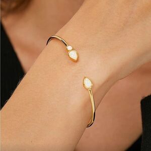 Stone bangle Q752